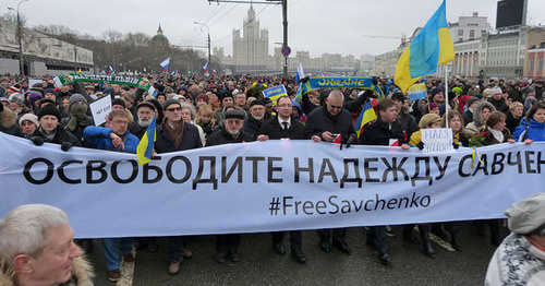 Rally in the memory of Boris Nemtsov. Inscription on a poster: "Free Nadezhda Savchenko! #FreeSavchenko". Moscow, Moskvoretskaya Embankment, March 1, 2015. Photo https://ru.wikipedia.org Rally in the memory of Boris Nemtsov. Inscription on a poster: "Free Nadezhda Savchenko! #FreeSavchenko". Moscow, Moskvoretskaya Embankment, March 1, 2015. Photo https://ru.wikipedia.org