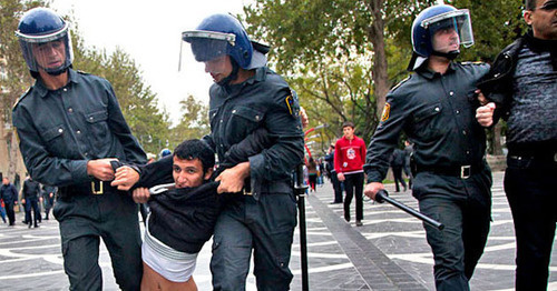 Police detains the participants of the unsanctioned opposition rally in Baku. November 17, 2012. Photo by Aziz Karimov for the "Caucasian Knot" Police detains the participants of the unsanctioned opposition rally in Baku. November 17, 2012. Photo by Aziz Karimov for the "Caucasian Knot"