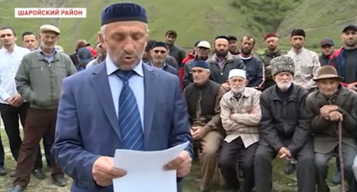 The head of the village of Kenkhi reading an appeal to Putin in front of the cameras. May 20, 2016. Screenshot of a video by the "Grozny" TV Channel The head of the village of Kenkhi reading an appeal to Putin in front of the cameras. May 20, 2016. Screenshot of a video by the "Grozny" TV Channel