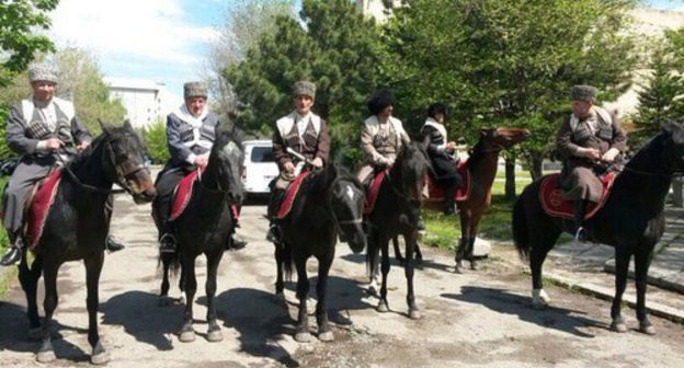 Horsemen in national costumes. Photo by Kemal Urusov and Artur Boicharov for the ‘Caucasian Knot’. Horsemen in national costumes. Photo by Kemal Urusov and Artur Boicharov for the ‘Caucasian Knot’.