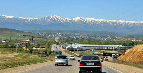On the way to Buynaksk. Photo: Shamil Shangereev, http://odnoselchane.ru On the way to Buynaksk. Photo: Shamil Shangereev, http://odnoselchane.ru