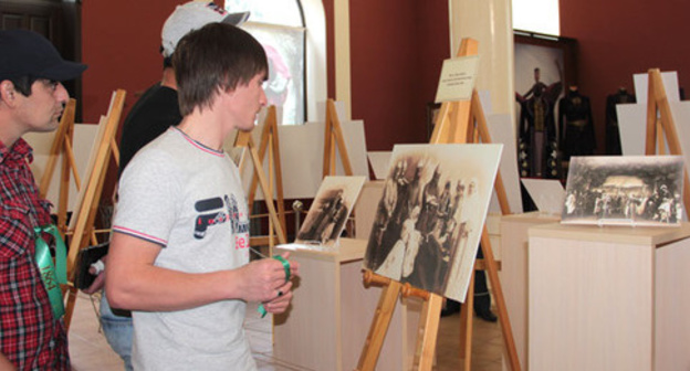 Visitors at the exhibition "Circassian Theatre. Revived Album", Nalchik, May 23, 2016. Photo by Lyudmila Maratova for the ‘Caucasian Knot’. Visitors at the exhibition "Circassian Theatre. Revived Album", Nalchik, May 23, 2016. Photo by Lyudmila Maratova for the ‘Caucasian Knot’.