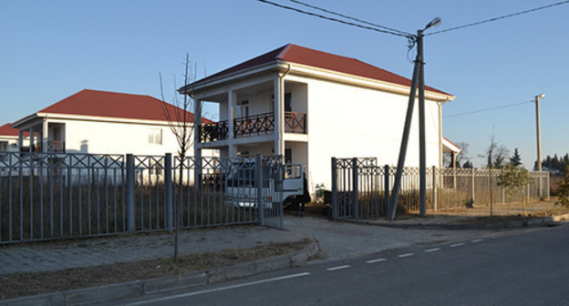 Cottage №70 in Khudyakov street occupied by the Saveliev family. Photo by Svetlana Kravchenko for the ‘Caucasian Knot’. Cottage №70 in Khudyakov street occupied by the Saveliev family. Photo by Svetlana Kravchenko for the ‘Caucasian Knot’.