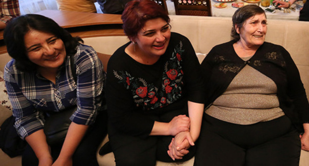 Khadija Ismayilova: first minutes at home. Photo by Aziz Karimov for the ‘Caucasian Knot’. Khadija Ismayilova: first minutes at home. Photo by Aziz Karimov for the ‘Caucasian Knot’.