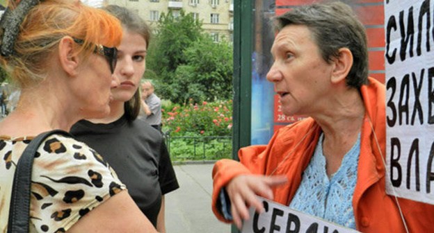 A participant of a picket in support of Article 31 of the Russian Constitution. Volgograd, May 31, 2016. Photo by Tatyana Filimonova for the "Caucasian Knot" A participant of a picket in support of Article 31 of the Russian Constitution. Volgograd, May 31, 2016. Photo by Tatyana Filimonova for the "Caucasian Knot"