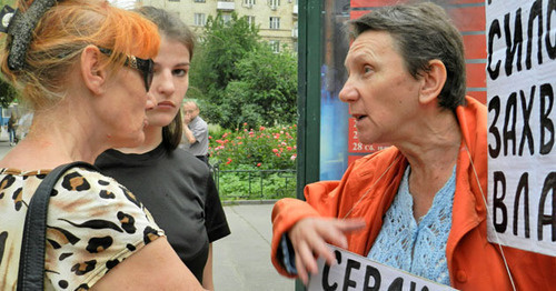 A participant of a picket in support of Article 31 of the Russian Constitution. Volgograd, May 31, 2016. Photo by Tatyana Filimonova for the "Caucasian Knot" A participant of a picket in support of Article 31 of the Russian Constitution. Volgograd, May 31, 2016. Photo by Tatyana Filimonova for the "Caucasian Knot"