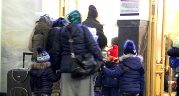 A family leaving Chechnya in a queue at passport control at Brest Centraĺny Railway Station. March 2016. Photo by Akhmed Aldebirov for the "Caucasian Knot" A family leaving Chechnya in a queue at passport control at Brest Centraĺny Railway Station. March 2016. Photo by Akhmed Aldebirov for the "Caucasian Knot"