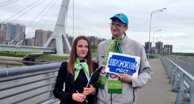 In Saint Petersburg, the activistis of the Youth Yabloko held a picket against renaming a bridge after Kadyrov. May 28, 2016. Photo: Viktor Rezunkov (RFE/RL) In Saint Petersburg, the activistis of the Youth Yabloko held a picket against renaming a bridge after Kadyrov. May 28, 2016. Photo: Viktor Rezunkov (RFE/RL)
