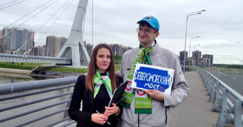 In Saint Petersburg, the activistis of the Youth Yabloko held a picket against renaming a bridge after Kadyrov. May 28, 2016. Photo: Viktor Rezunkov (RFE/RL) In Saint Petersburg, the activistis of the Youth Yabloko held a picket against renaming a bridge after Kadyrov. May 28, 2016. Photo: Viktor Rezunkov (RFE/RL)