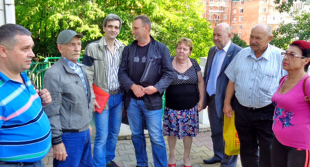 Sergey Fetisov (fourth to the left) with his supporters. Sochi, May 30, 2016. Photo by Svetlana Kravchenko for the "Caucasian Knot" Sergey Fetisov (fourth to the left) with his supporters. Sochi, May 30, 2016. Photo by Svetlana Kravchenko for the "Caucasian Knot"