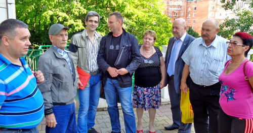 Sergey Fetisov (fourth to the left) with his supporters. Sochi, May 30, 2016. Photo by Svetlana Kravchenko for the "Caucasian Knot" Sergey Fetisov (fourth to the left) with his supporters. Sochi, May 30, 2016. Photo by Svetlana Kravchenko for the "Caucasian Knot"