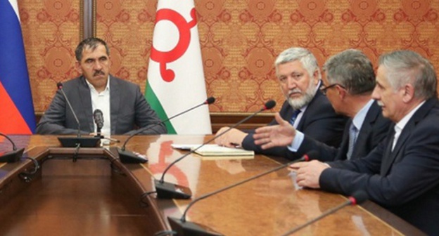 Yunus-Bek Evkurov (to the left) at at a sitting at the administration on the incident in Nazran. June 1, 2016. Photo: Ingushetia.ru Yunus-Bek Evkurov (to the left) at at a sitting at the administration on the incident in Nazran. June 1, 2016. Photo: Ingushetia.ru