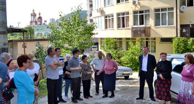 A gathering of defrauded housing investors. Sochi, May 31, 2016. Photo by Svetlana Kravchenko for the "Caucasian Knot" A gathering of defrauded housing investors. Sochi, May 31, 2016. Photo by Svetlana Kravchenko for the "Caucasian Knot"