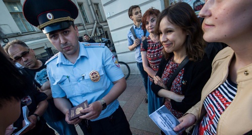 A policeman checks the identity cards of the participants of a protest action. Photo by David Frenkel, Vk.com/kadyrovmost A policeman checks the identity cards of the participants of a protest action. Photo by David Frenkel, Vk.com/kadyrovmost