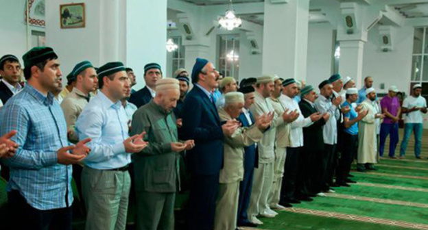 Muslims praying. Photo: http://islamdag.ru/vse-ob-islame/25778 Muslims praying. Photo: http://islamdag.ru/vse-ob-islame/25778