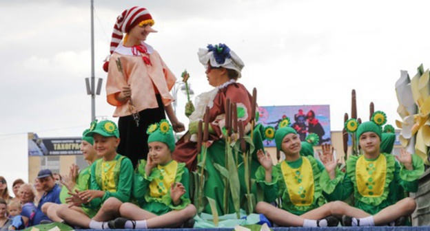 A show for children took place in Krasnodar on the Day of Russia. Krasnodar, June 12, 2016. Photo: http://krd.ru/administratsiya/struktura-administratsii/glava_goroda/news_12062016_135501.html A show for children took place in Krasnodar on the Day of Russia. Krasnodar, June 12, 2016. Photo: http://krd.ru/administratsiya/struktura-administratsii/glava_goroda/news_12062016_135501.html