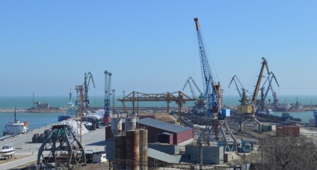 Makhachkala Commercial Seaport. Photo: http://www.riadagestan.ru/news/economy/murad_khidirov_zadacha_rukovodstva_makhachkalinskogo_porta_sokhranenie_ekonomicheskoy_ustoychivosti_vopreki_krizisu/ Makhachkala Commercial Seaport. Photo: http://www.riadagestan.ru/news/economy/murad_khidirov_zadacha_rukovodstva_makhachkalinskogo_porta_sokhranenie_ekonomicheskoy_ustoychivosti_vopreki_krizisu/
