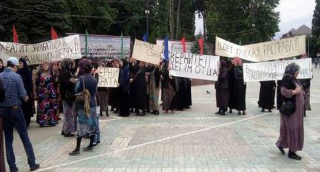 Relatives of Salafi Omar Musaev, kidnapped in Khasavyurt, hold a rally in front of the local ROVD (District Interior Division). Photo: http://chernovik.net Relatives of Salafi Omar Musaev, kidnapped in Khasavyurt, hold a rally in front of the local ROVD (District Interior Division). Photo: http://chernovik.net