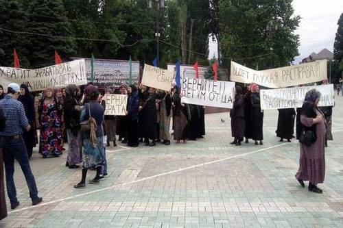 Relatives of Salafi Omar Musaev, kidnapped in Khasavyurt, hold a rally in front of the local ROVD (District Interior Division). Photo: http://chernovik.net Relatives of Salafi Omar Musaev, kidnapped in Khasavyurt, hold a rally in front of the local ROVD (District Interior Division). Photo: http://chernovik.net