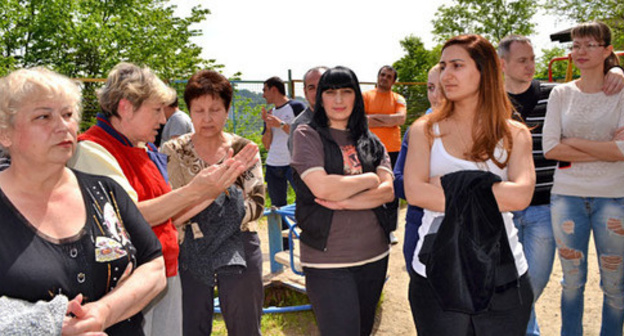 A rally of the residents of Pasechnaya Street against the construction in the landslide risk zone with the participance of the officials and the developer. Sochi, April 24, 2016. Photo by Svetlana Kravchenko for the "Caucasian Knot" A rally of the residents of Pasechnaya Street against the construction in the landslide risk zone with the participance of the officials and the developer. Sochi, April 24, 2016. Photo by Svetlana Kravchenko for the "Caucasian Knot"