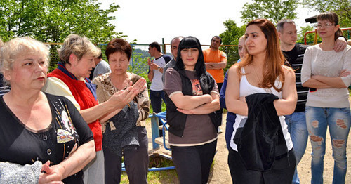 A rally of the residents of Pasechnaya Street against the construction in the landslide risk zone with the participance of the officials and the developer. Sochi, April 24, 2016. Photo by Svetlana Kravchenko for the "Caucasian Knot" A rally of the residents of Pasechnaya Street against the construction in the landslide risk zone with the participance of the officials and the developer. Sochi, April 24, 2016. Photo by Svetlana Kravchenko for the "Caucasian Knot"