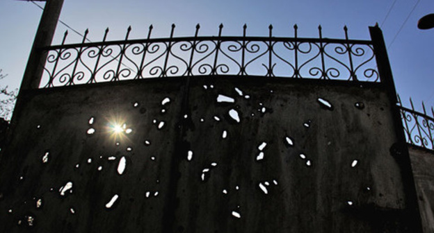 Marks from artillery on a gate of one of the houses in the village of Gapanly. Photo by Famil Makhmudbeyli for the "Caucasian Knot" Marks from artillery on a gate of one of the houses in the village of Gapanly. Photo by Famil Makhmudbeyli for the "Caucasian Knot"