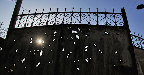 Marks from artillery on a gate of one of the houses in the village of Gapanly. Photo by Famil Makhmudbeyli for the "Caucasian Knot" Marks from artillery on a gate of one of the houses in the village of Gapanly. Photo by Famil Makhmudbeyli for the "Caucasian Knot"