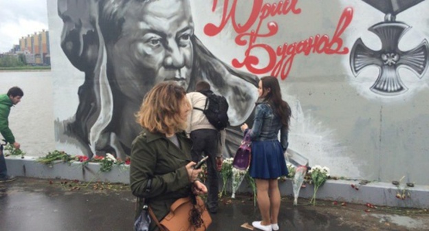 Participants of the action of laying flowers to the portrait of Colonel Yuri Budanov, Saint Petersburg, June 19, 2016. Photo: Vk.com/gragdanskoe_obshestvo Participants of the action of laying flowers to the portrait of Colonel Yuri Budanov, Saint Petersburg, June 19, 2016. Photo: Vk.com/gragdanskoe_obshestvo