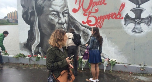 Participants of the action of laying flowers to the portrait of Colonel Yuri Budanov, Saint Petersburg, June 19, 2016. Photo: Vk.com/gragdanskoe_obshestvo Participants of the action of laying flowers to the portrait of Colonel Yuri Budanov, Saint Petersburg, June 19, 2016. Photo: Vk.com/gragdanskoe_obshestvo
