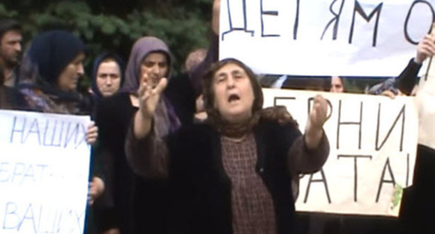 Relatives of Suleimanov and Musaev hold rally in Makhachkala, June 11, 2016. Screenshot of the ‘Caucasian Knot’ video. ‘ Relatives of Suleimanov and Musaev hold rally in Makhachkala, June 11, 2016. Screenshot of the ‘Caucasian Knot’ video. ‘