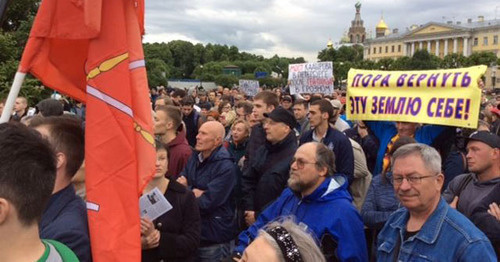Rally against naming bridge after Kadyrov, Saint Petersburg, June 6, 2016. Photo: Tatyana Voltskaya (RFE/RL) Rally against naming bridge after Kadyrov, Saint Petersburg, June 6, 2016. Photo: Tatyana Voltskaya (RFE/RL)