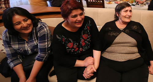 Khadija Ismayilova with her relatives. Photo by Aziz Karimov for the ‘Caucasian Knot’. Khadija Ismayilova with her relatives. Photo by Aziz Karimov for the ‘Caucasian Knot’.