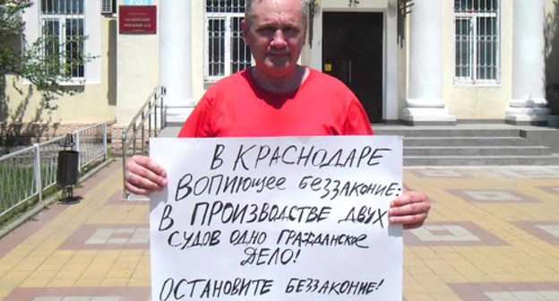 Sergey Ryabchikov holds picket at the Oktyabrsky Regional Court. Photo is provided by Sergey Ryabchikov. Sergey Ryabchikov holds picket at the Oktyabrsky Regional Court. Photo is provided by Sergey Ryabchikov.