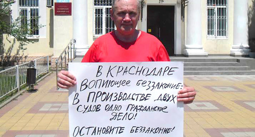 Sergey Ryabchikov holds picket at the Oktyabrsky Regional Court. Photo is provided by Sergey Ryabchikov. Sergey Ryabchikov holds picket at the Oktyabrsky Regional Court. Photo is provided by Sergey Ryabchikov.