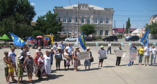 The protesters held up posters with slogans: "Lyashenko must be resigned!", "Our national leader Putin supports the development of the village!". Dubovka, June 26, 2016. Photo by Tatyana Filimonova for the "Caucasian Knot" The protesters held up posters with slogans: "Lyashenko must be resigned!", "Our national leader Putin supports the development of the village!". Dubovka, June 26, 2016. Photo by Tatyana Filimonova for the "Caucasian Knot"