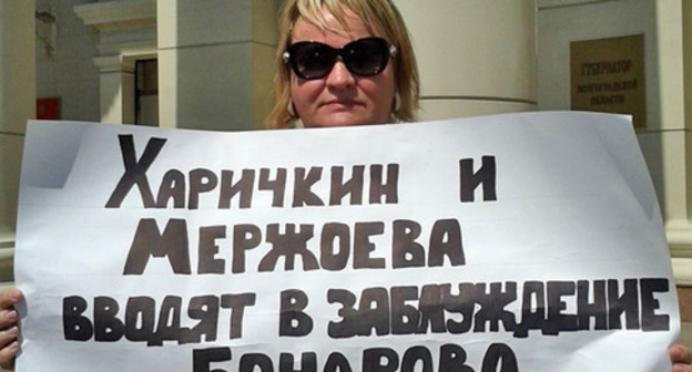 Nadezhda Kireeva in a picket in front of the administration of the Volgograd Region. June 27, 2016. Photo by Tatyana Filimonova for the "Caucasian Knot" Nadezhda Kireeva in a picket in front of the administration of the Volgograd Region. June 27, 2016. Photo by Tatyana Filimonova for the "Caucasian Knot"