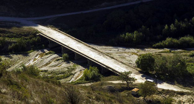 A road in the Karabudakhkent District. Photo: Sergey Martyanov, http://odnoselchane.ru/?page=photos_of_category&sect=32&com=photogallery A road in the Karabudakhkent District. Photo: Sergey Martyanov, http://odnoselchane.ru/?page=photos_of_category&sect=32&com=photogallery