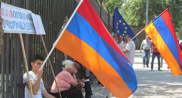 Armenian activists protest against air defence agreement. Photo by Tigran Petrosyan for the "Caucasian Knot" Armenian activists protest against air defence agreement. Photo by Tigran Petrosyan for the "Caucasian Knot"