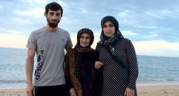 Ramazan Rashidov (to the left) at the beach. Photo from his personal page in the social media "VKontakte", Vk.com/id145609315 Ramazan Rashidov (to the left) at the beach. Photo from his personal page in the social media "VKontakte", Vk.com/id145609315