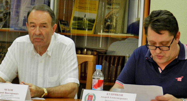 Yuri Chekhov, a leader of the regional branch of "Delovaya Rossiya", and Andrei Kuprikov, a member of the Public Chamber of the Volgograd Region (to the right). Volgograd, June 29, 2016. Photo by Tatyana Filimonova for the "Caucasian Knot" Yuri Chekhov, a leader of the regional branch of "Delovaya Rossiya", and Andrei Kuprikov, a member of the Public Chamber of the Volgograd Region (to the right). Volgograd, June 29, 2016. Photo by Tatyana Filimonova for the "Caucasian Knot"