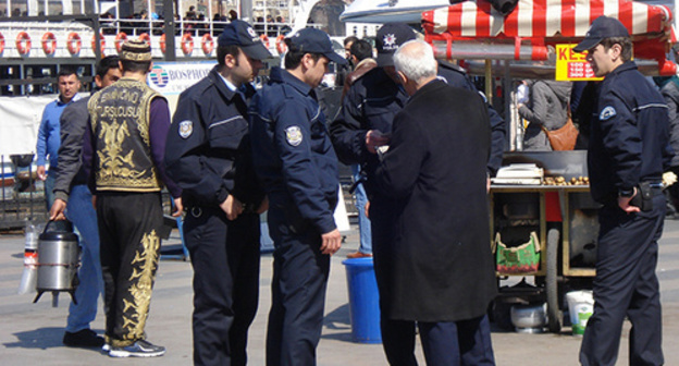 Check of IDs in Istanbul. Photo by the user Helen, https://www.flickr.com/photos/allesmir/7081416747/in/photolist-8VxRDe-bML3dZ-oNc9hr-bML7uc-CL5grU-kqHD3x/ Check of IDs in Istanbul. Photo by the user Helen, https://www.flickr.com/photos/allesmir/7081416747/in/photolist-8VxRDe-bML3dZ-oNc9hr-bML7uc-CL5grU-kqHD3x/