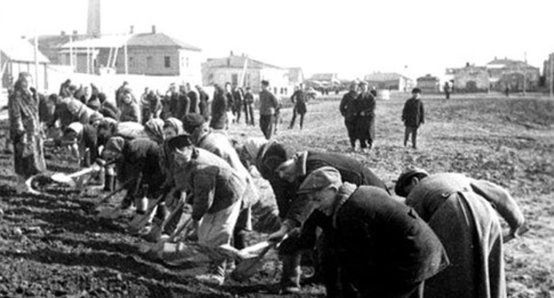 Repressed persons performing hard physical work in 1943-1944. Photo http://www.riakchr.ru/ko-dnyu-deportatsii-karachaevskogo-naroda-shkolnikov-urupskogo-rajona-poznakomili-s-istoriej-repressirovannykh-narodov/ Repressed persons performing hard physical work in 1943-1944. Photo http://www.riakchr.ru/ko-dnyu-deportatsii-karachaevskogo-naroda-shkolnikov-urupskogo-rajona-poznakomili-s-istoriej-repressirovannykh-narodov/
