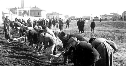 Repressed persons performing hard physical work in 1943-1944. Photo http://www.riakchr.ru/ko-dnyu-deportatsii-karachaevskogo-naroda-shkolnikov-urupskogo-rajona-poznakomili-s-istoriej-repressirovannykh-narodov/ Repressed persons performing hard physical work in 1943-1944. Photo http://www.riakchr.ru/ko-dnyu-deportatsii-karachaevskogo-naroda-shkolnikov-urupskogo-rajona-poznakomili-s-istoriej-repressirovannykh-narodov/