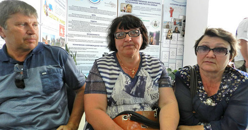 Vasily Degtyarev, the head of the village of Loznoe, with his wife and Anna Arefkina, Director of the House of Culture of the village of Loznoe (to the right). Photo by Tatyana Filimonova for the "Caucasian Knot" Vasily Degtyarev, the head of the village of Loznoe, with his wife and Anna Arefkina, Director of the House of Culture of the village of Loznoe (to the right). Photo by Tatyana Filimonova for the "Caucasian Knot"