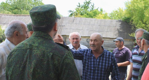The participants of the protest rally in the village of Velit argue with the officials. Photo: KGB for South Ossetia, Facebook.com/komitetgosbezopasnosti.southossetia The participants of the protest rally in the village of Velit argue with the officials. Photo: KGB for South Ossetia, Facebook.com/komitetgosbezopasnosti.southossetia
