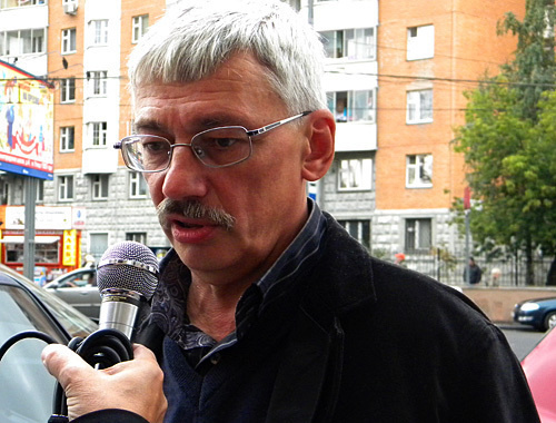 Oleg Orlov at the entrance to the Khamovniki Court before the session, September 13, 2010. Photo by the "Caucasian Knot" Oleg Orlov at the entrance to the Khamovniki Court before the session, September 13, 2010. Photo by the "Caucasian Knot"