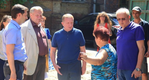 Sergey Gorban meet Rostov-on-Don residents who suffered from flooding. Photo: http://rostov-gorod.info/press_center/news/139/44535/ Sergey Gorban meet Rostov-on-Don residents who suffered from flooding. Photo: http://rostov-gorod.info/press_center/news/139/44535/