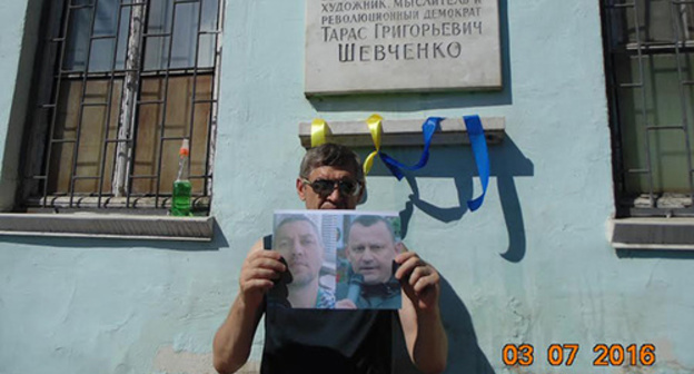 Igor Stenin at the house of Taras Shevchenko. Photo by Elena Grebenyuk for the ‘Caucasian Knot’. Igor Stenin at the house of Taras Shevchenko. Photo by Elena Grebenyuk for the ‘Caucasian Knot’.