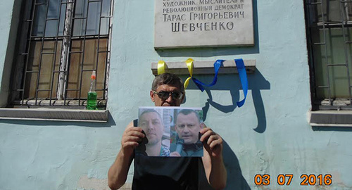 Igor Stenin at the house of Taras Shevchenko. Photo by Elena Grebenyuk for the ‘Caucasian Knot’. Igor Stenin at the house of Taras Shevchenko. Photo by Elena Grebenyuk for the ‘Caucasian Knot’.
