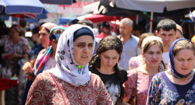 Grozny residents at Berkat market on the eve of Eid al-Fitr. Photo by Magomed Magomedov for the ‘Caucasian Knot’. Grozny residents at Berkat market on the eve of Eid al-Fitr. Photo by Magomed Magomedov for the ‘Caucasian Knot’.